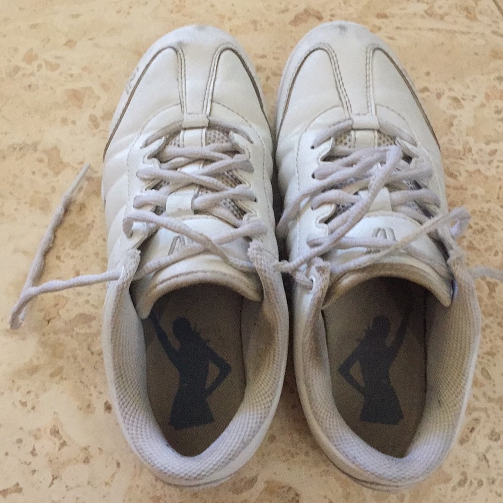 varsity traditional cheerleading shoes with case